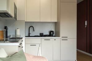Microwave, dishwasher, cookware/dishes/utensils - Exceptional Studio for 2 by Renters (Przemysl)
