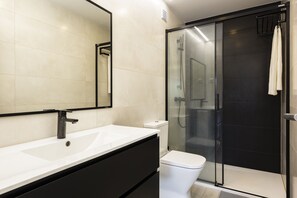 Dusj, hårføner og håndklær