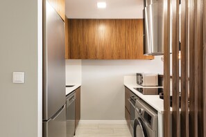 Réfrigérateur, micro-ondes, four, lave-vaisselle