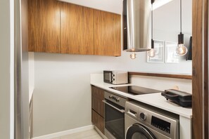 Een koelkast, een microgolfoven, een oven, een kookplaat