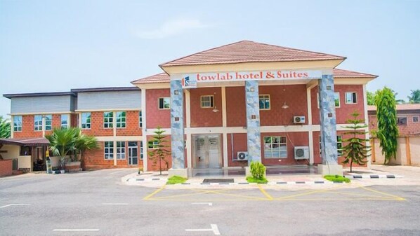 Front of property - Towlab Hotel & Suites (Akure)