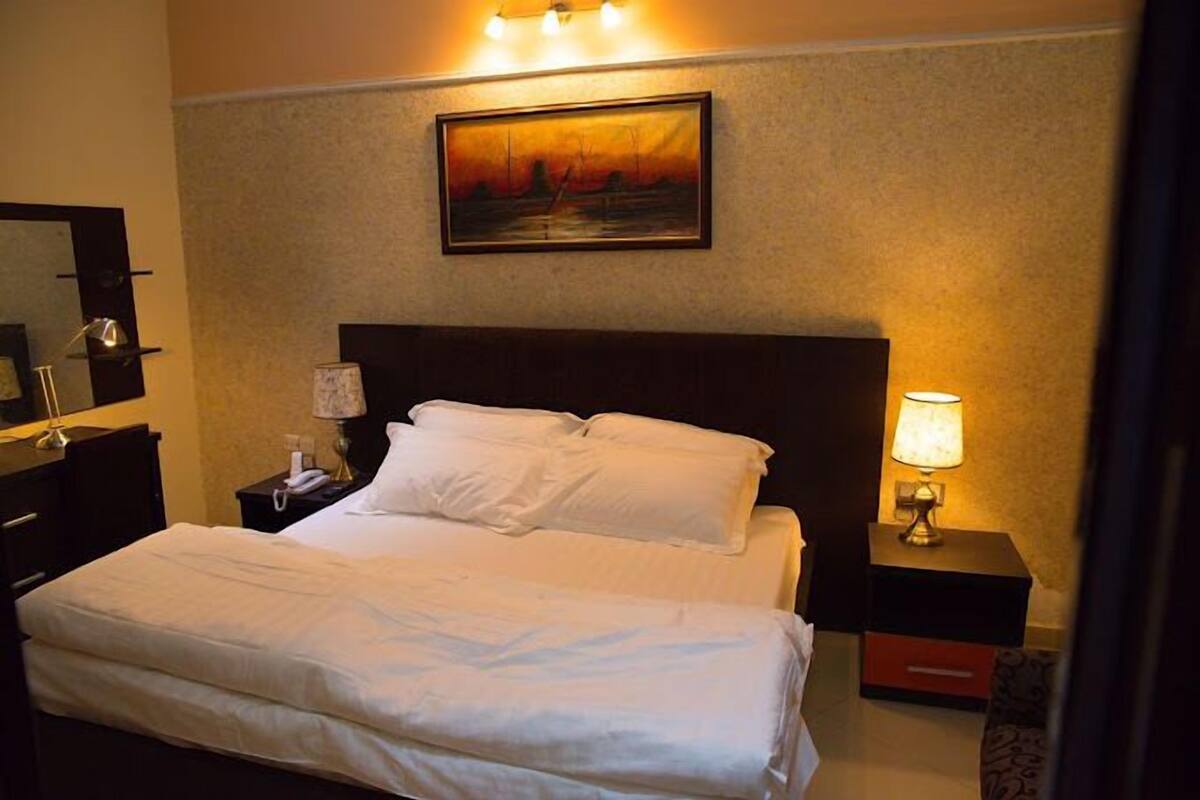 Quarto luxo, vista para a cidade | Escrivaninha, espaço de trabalho para notebook, Wi-Fi de cortesia