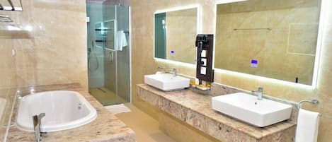 Deluxe Room, City View | Bathroom | Free toiletries, towels, soap, shampoo