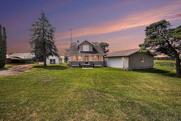 Exterior - 5 Bedroom, 2 Bathroom Renovated Craftsman Farmhouse! Sleeps 10 (Pentwater)