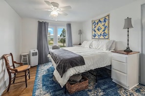 5 bedrooms, desk, travel crib, WiFi - 5 Bedroom, 2 Bathroom Renovated Craftsman Farmhouse! Sleeps 10 (Pentwater)