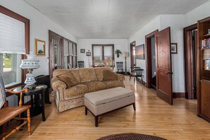 Smart-TV, Kamin, DVD-Player, Bücher