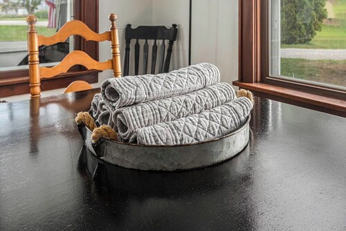 5 Bedroom, 2 Bathroom Renovated Craftsman Farmhouse! Sleeps 10