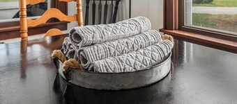 5 Bedroom, 2 Bathroom Renovated Craftsman Farmhouse! Sleeps 10