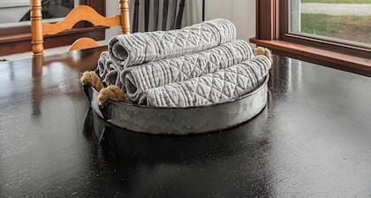 5 Bedroom, 2 Bathroom Renovated Craftsman Farmhouse! Sleeps 10