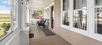 5 Bedroom, 2 Bathroom Renovated Craftsman Farmhouse! Sleeps 10