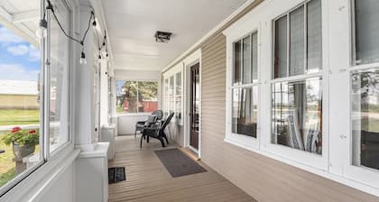 5 Bedroom, 2 Bathroom Renovated Craftsman Farmhouse! Sleeps 10
