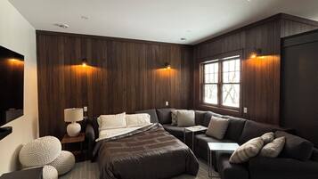 5 bedrooms, desk, iron/ironing board, travel crib