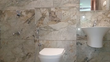 Family Apartment, 2 Bedrooms | Bathroom | Eco-friendly toiletries, shampoo