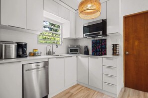 Geladeira, micro-ondas, cooktop, lava-louças