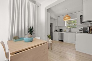 Kylskåp, mikrovågsugn, spishäll och diskmaskin