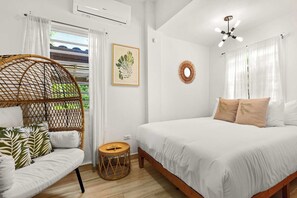 2 quartos, escrivaninha, ferros/tábuas de passar roupa, berço de viagem