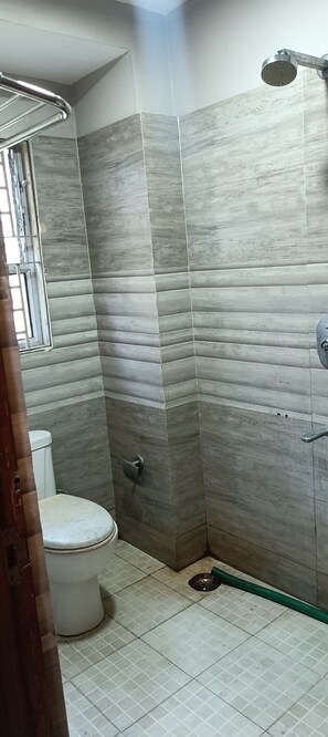 Klassieke tweepersoonskamer | Badkamer | Een douche, een regendouche, gratis toiletartikelen, een bidet