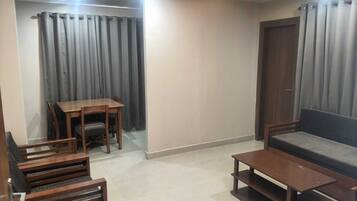 Quarto casal com design assinado | Opções para refeição no quarto