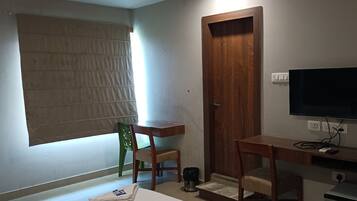 Dobbeltrom – deluxe | Skrivebord, skrivebord for bærbar PC og ekstrasenger (mot et tillegg)