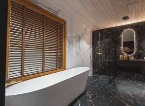 Sèche-cheveux, serviettes fournies, savon, shampoing