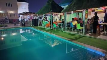 Swim-up bar
