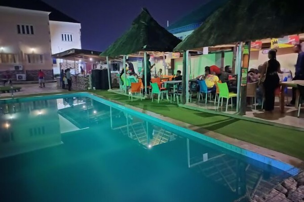 Swim-up bar