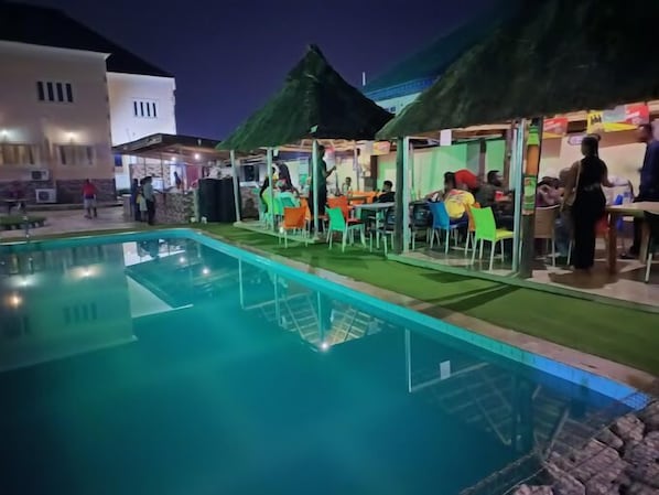 Bar en milieu de piscine