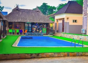 Bar en milieu de piscine