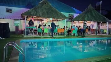 Swim-up bar