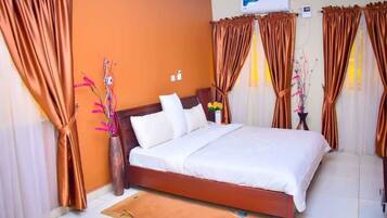 Rom – deluxe, balkong, byutsikt | Skrivebord, skrivebord for bærbar PC og wi-fi (inkludert)