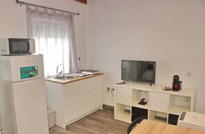 冷蔵庫、電子レンジ、コーヒー / ティーメーカー、調理器具と食器