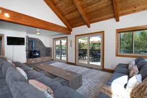 TV connectée, cheminée, jeux vidéo, baby-foot