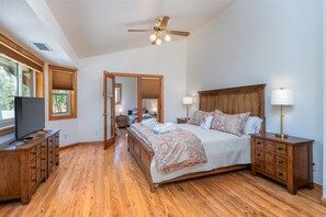 8 bedrooms, desk, iron/ironing board, travel crib