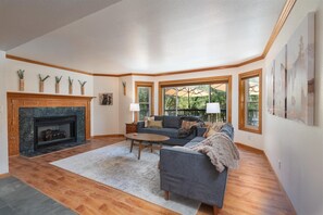Smart TV, fireplace, video games, table football - Greystone Manor- HUGE home with sleeping for 21! (Oakhurst)