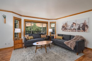 TV connectée, cheminée, jeux vidéo, baby-foot