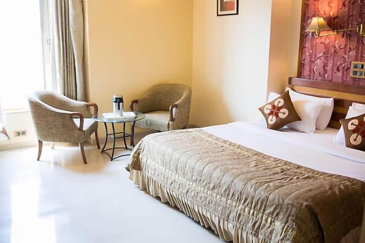 Super Deluxe with Bathtub | Meja, ruang kerja komputer riba, Wi-fi percuma