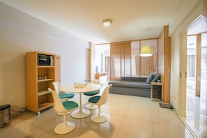 1 dormitori, caixa forta a l'habitació i planxa i posts de planxar