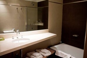 Bathtub, hair dryer, towels, soap - Dream Studios BA Apartment (Buenos Aires)