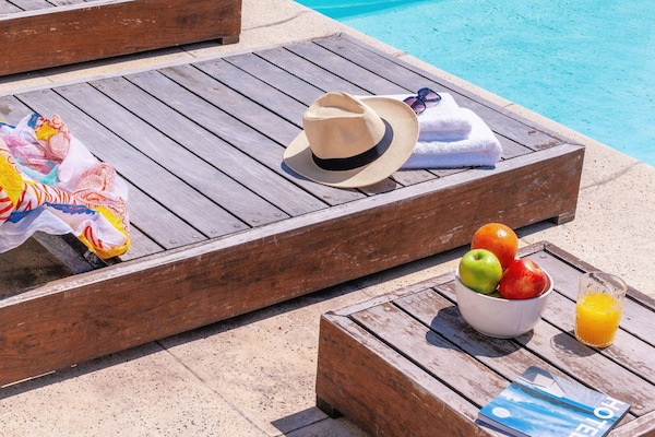 Una piscina al aire libre de temporada