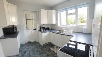 House | Private kitchen | Fridge, microwave, oven, stovetop