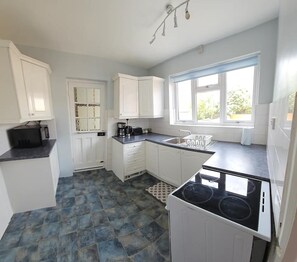 House | Private kitchen | Fridge, microwave, oven, stovetop - Home Away From Home 4 Bedrooms (London)