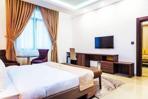 Economy-Zimmer, Balkon, Stadtblick | Schreibtisch, laptopgeeigneter Arbeitsplatz, kostenloses WLAN