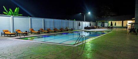 Bar en milieu de piscine