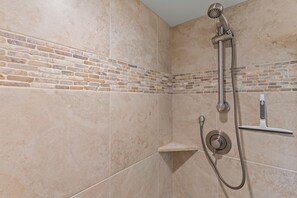 Douche, sĂšche-cheveux, serviettes fournies, savon