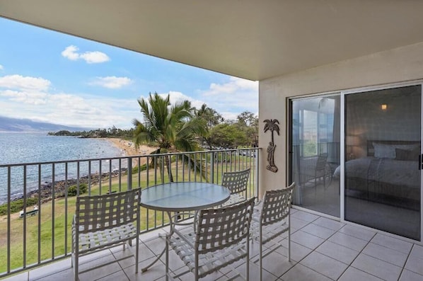 Outdoor dining - Oceanfront Bliss at Royal Mauian #405–Stunning Views, Prime South Kihei Location (Kihei, Maui)