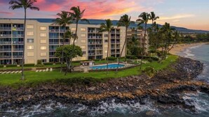 A hotel with multiple floors, a swimming pool, and a beach view.