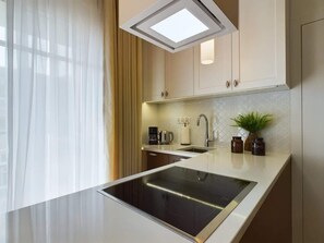 Een koelkast, een oven, een kookplaat, een koffiezetapparaat/waterkoker