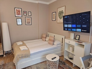 Iron/ironing board, WiFi, bed sheets