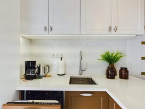 Refrigerador, horno, parrilla de estufa y cafetera y tetera