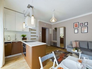 Een koelkast, een oven, een kookplaat, een koffiezetapparaat/waterkoker